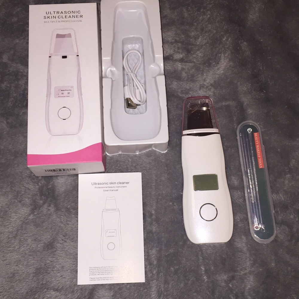 Ultrasonic skin cleaner